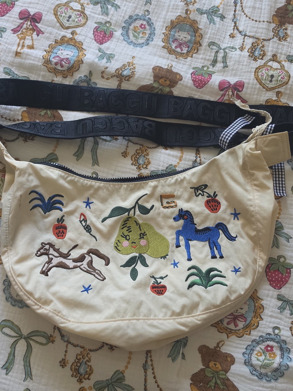 BAGGU Medium Embroidered Cream Crescent Shoulder Bag